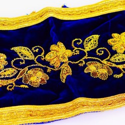 La broderie bleue aux fils dorés